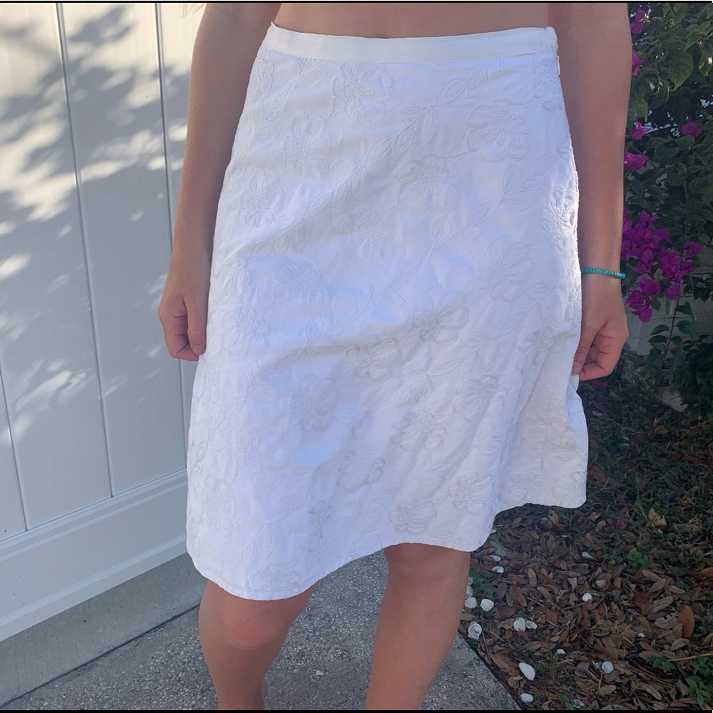 Liz Claiborne (petite / 2) white patterned skirt🌺
